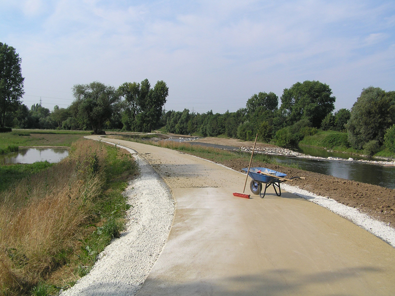 Der neue Uferweg wurde noch einmal gekehrt – freie Bahn für Spaziergänger und Radfahrer!