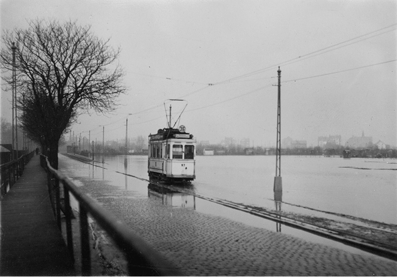 Überschwemmungen der Nidda an der Hausener Landstraße (= Friedrich-Wilhelm-von-Steuben-Straße), 1927