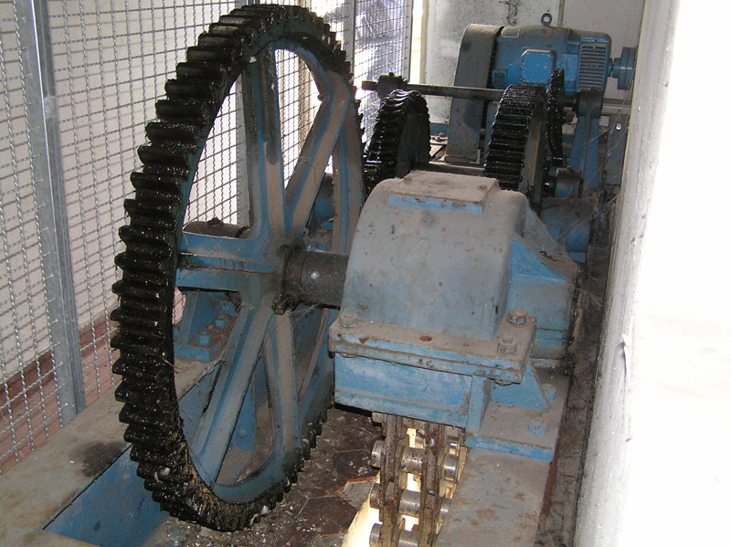 Zugmaschine eines Klappenwehres